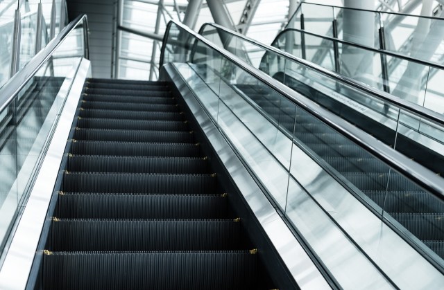 Saitama officially forbids walking up and down escalators